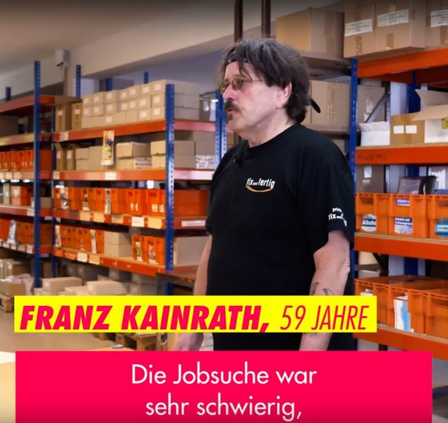 Franz Kainrath, ein dunkelhaariger Mann mit Stirnband, an seinem Arbeitsplatz