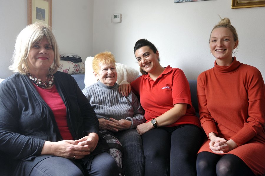 Vier Frauen unterschiedlichen Alters auf einem Sofa